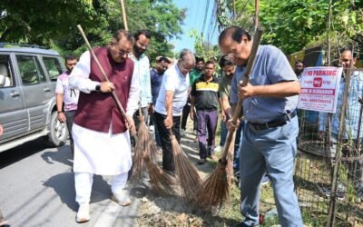 सेवा पकवाड़ा के अंतर्गत स्वच्छता ही सेवा कार्यक्रम में प्रतिभाग कर सड़क पर झाड़ू लगाकर स्वच्छता में श्रमदान करते कैबिनेट मंत्री गणेश जोशी