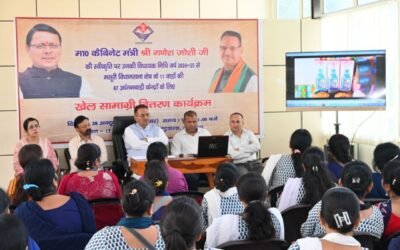 दीपावली पर कैबिनेट मंत्री गणेश जोशी ने स्कूलों बच्चों को दिया उपहार, पठन पाठन एवं खेल सामग्री वितरित कर बच्चों के चेहरे पर खिली मुस्का